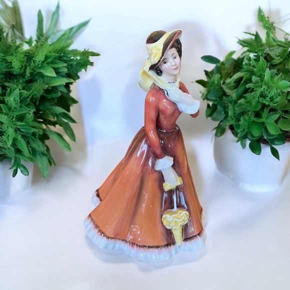 Vintage 1974 Royal Doulton Bone China-“JULIA” Figurine HN2705 - Picture 3 of 6